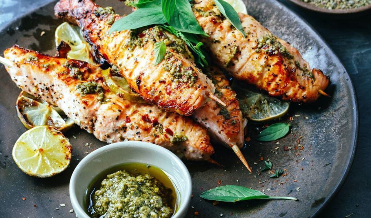 recipe image Gegrillte Lachsspieße mit hausgemachtem Pesto