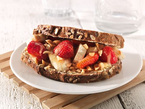 recipe image Erdnuss Sandwich mit Banane und Erdbeeren