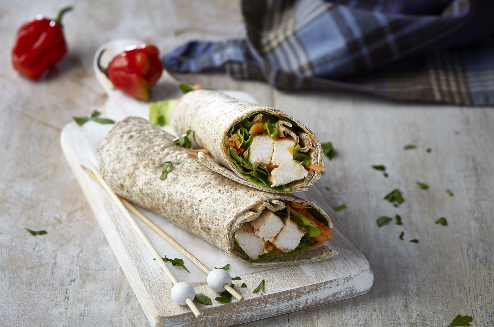 recipe image Καυτερά wraps κοτόπουλου με ψητό κρεμμύδι και κόκκινη πιπεριά