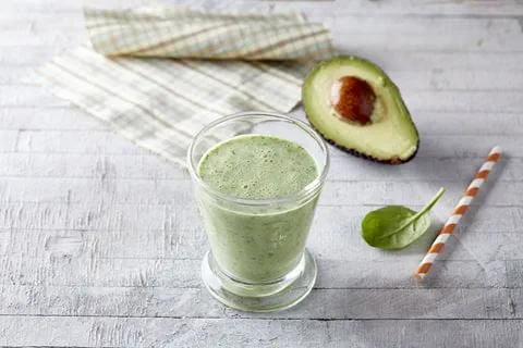 recipe image Smoothie με αβοκάντο και σπανάκι