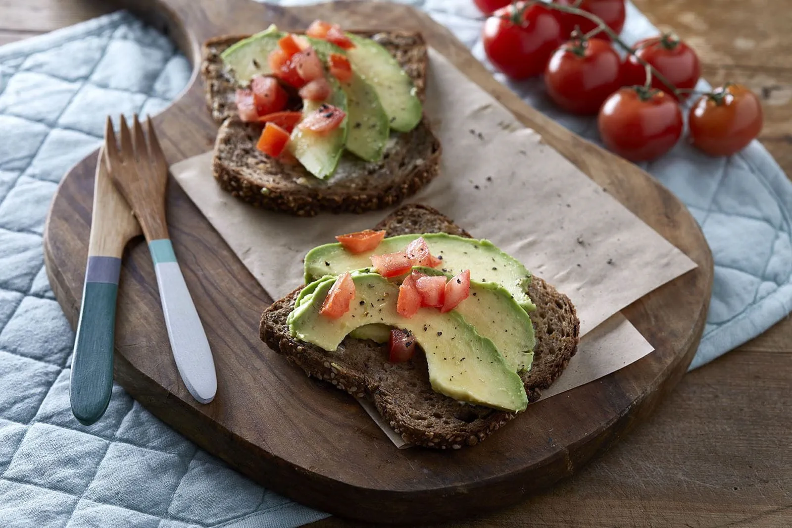 recipe image Ανοιχτό σάντουιτς με αβοκάντο και ντομάτα