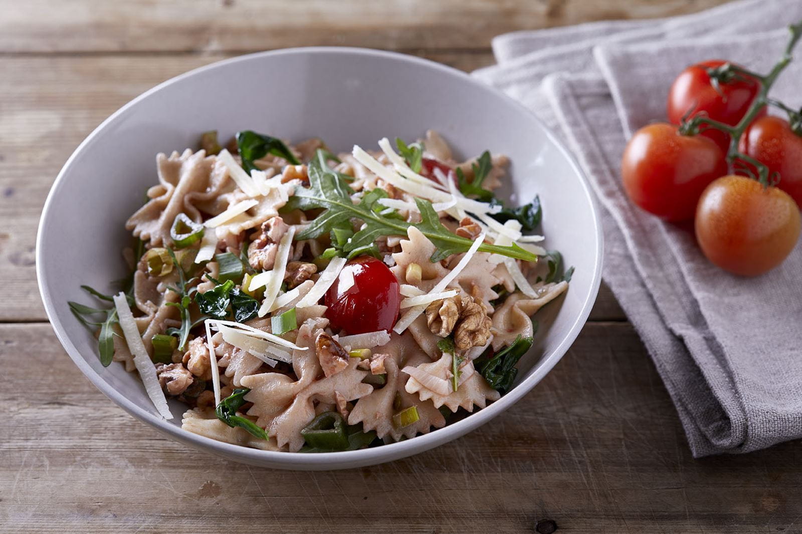recipe image Ζυμαρικά με ρόκα, καρύδια και τοματίνια