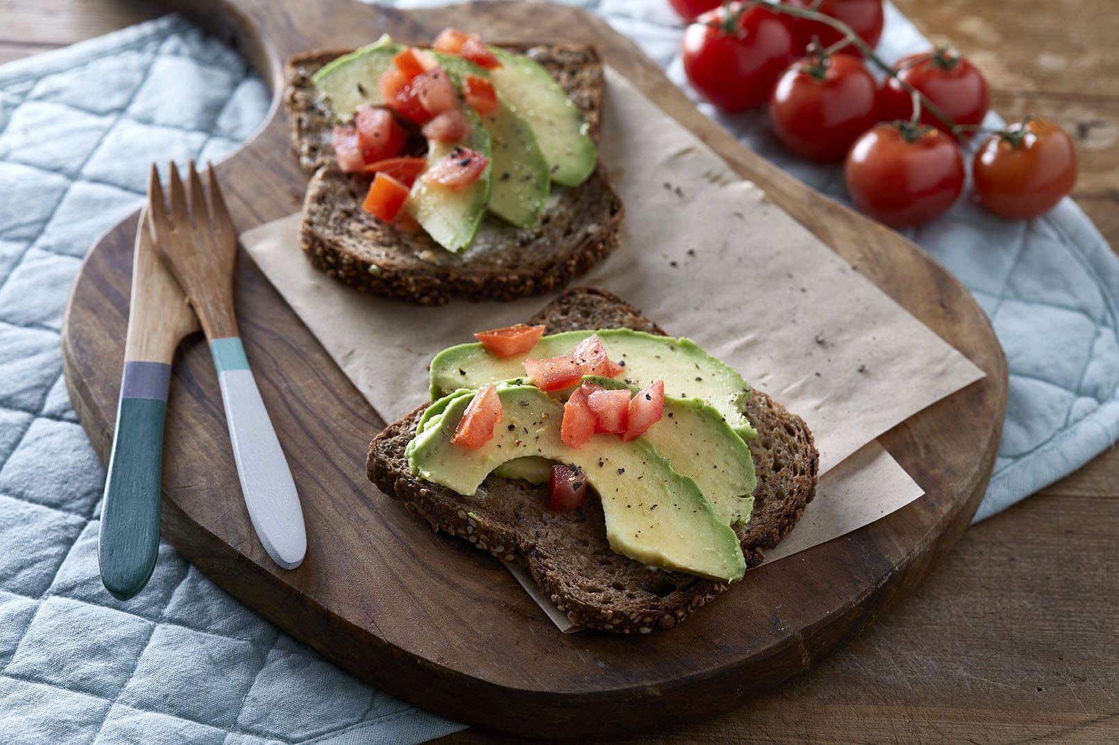 recipe image Ανοιχτό σάντουιτς με αβοκάντο και ντομάτα