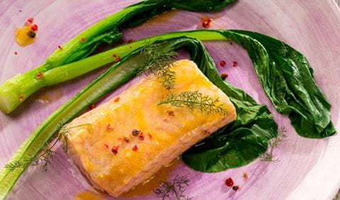 recipe image Receta Suprema de salmón al vapor con acelgas y eneldo