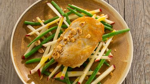 recipe image Receta Pechuga de pollo a la plancha con judías verdes, manzana y avellanas