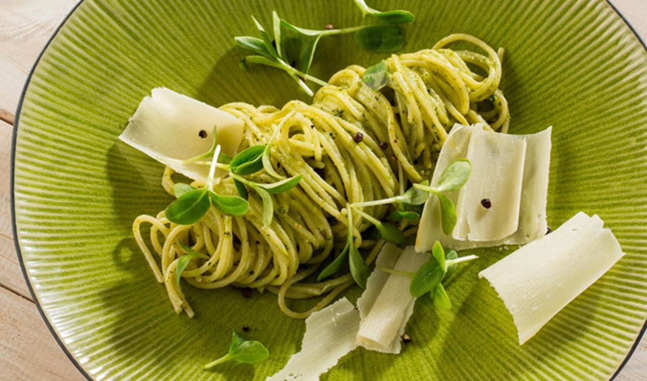 recipe image Receta Espaguetis al pesto con parmesano