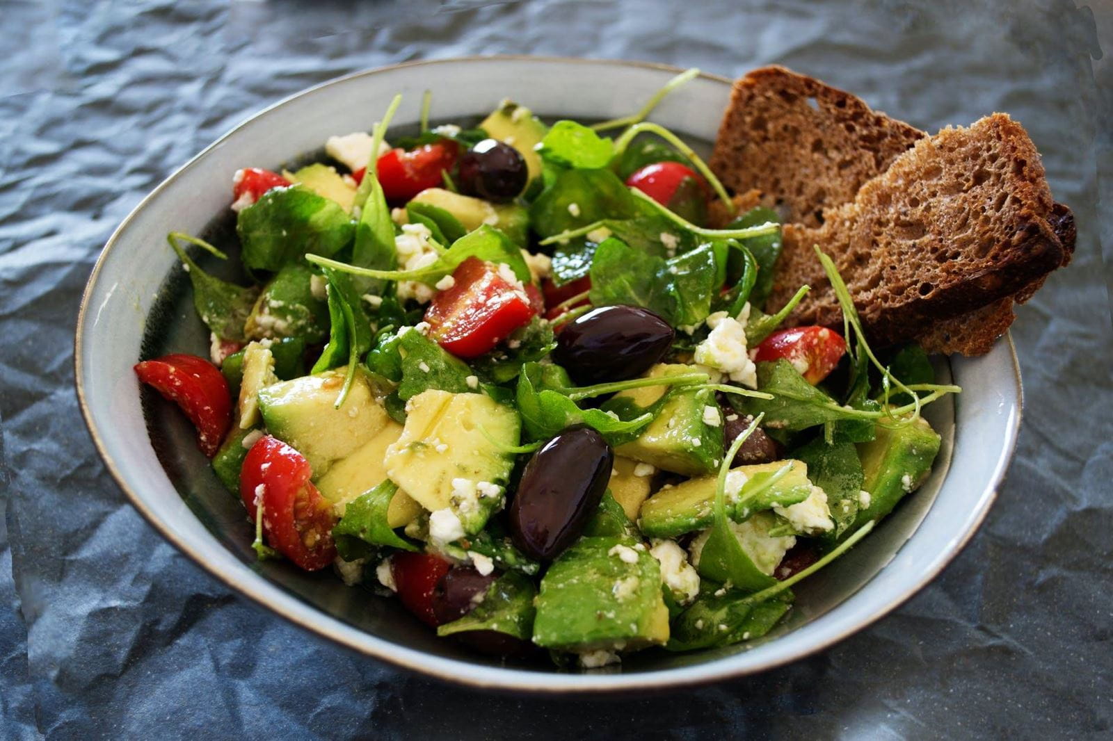 recipe image Receta Ensalada de aguacate con tomate cherry ajo y nueces