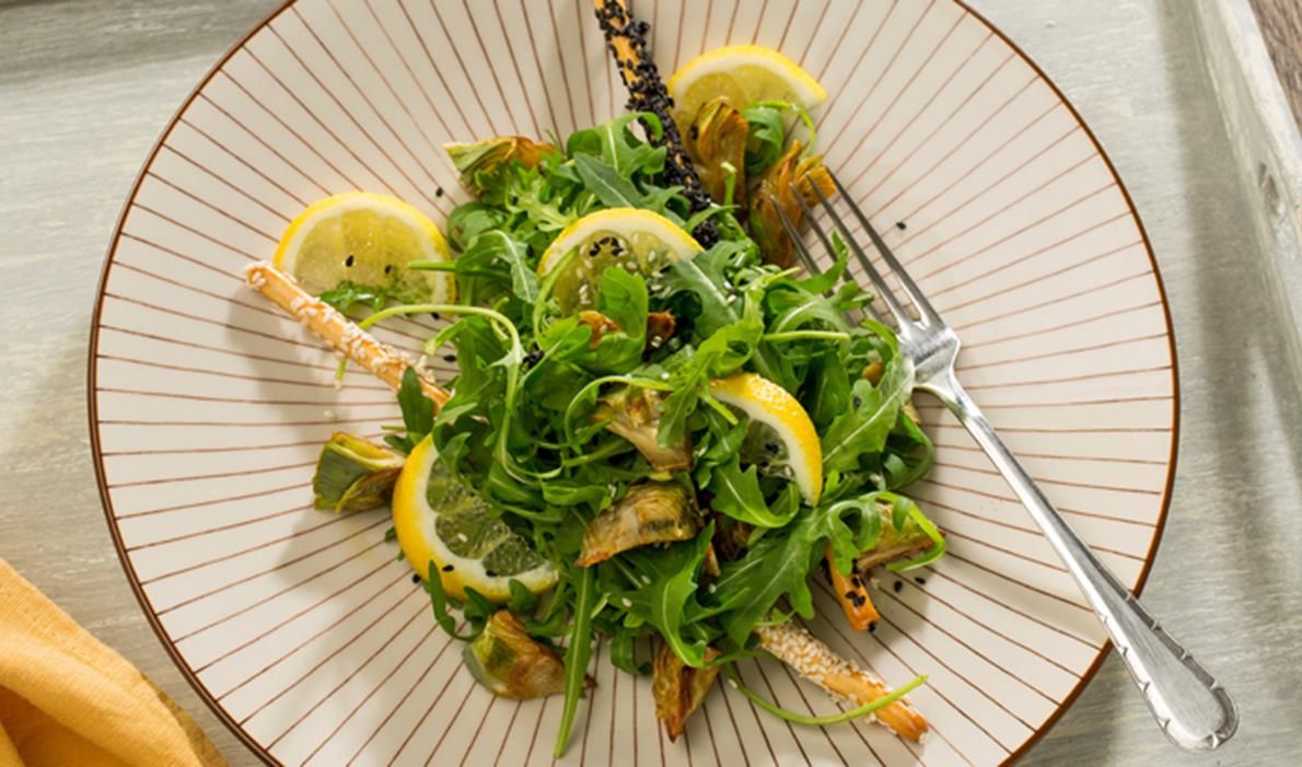 recipe image Receta Ensalada de rúcula, corazones de alcachofa salteados, sésamo y limón