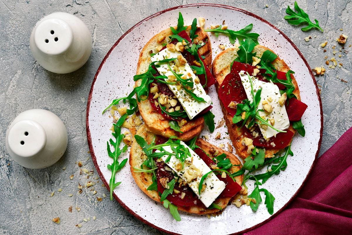 recipe image Tostada integral con remolacha y queso feta