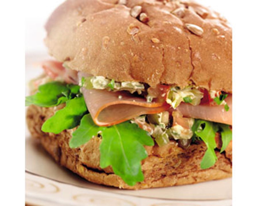 recipe image Petit pain à la tartinade de fines herbes et au jambon