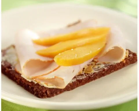 recipe image Sandwich de pain de seigle au filet de poulet et à la mangue