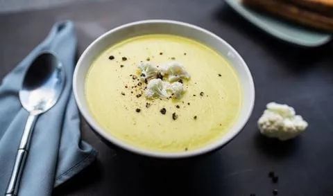 recipe image Soupe au chou-fleur, au curry et au lait de coco