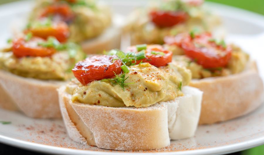 recipe image Bruschetta aux tomates grillées et à l’avocat