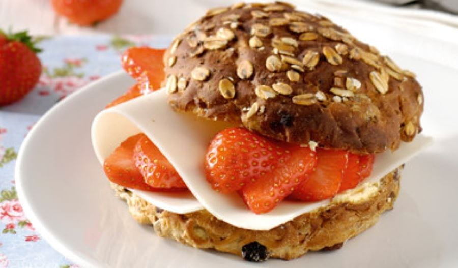 recipe image Petit pain au muesli avec du fromage de chèvre et des fraises