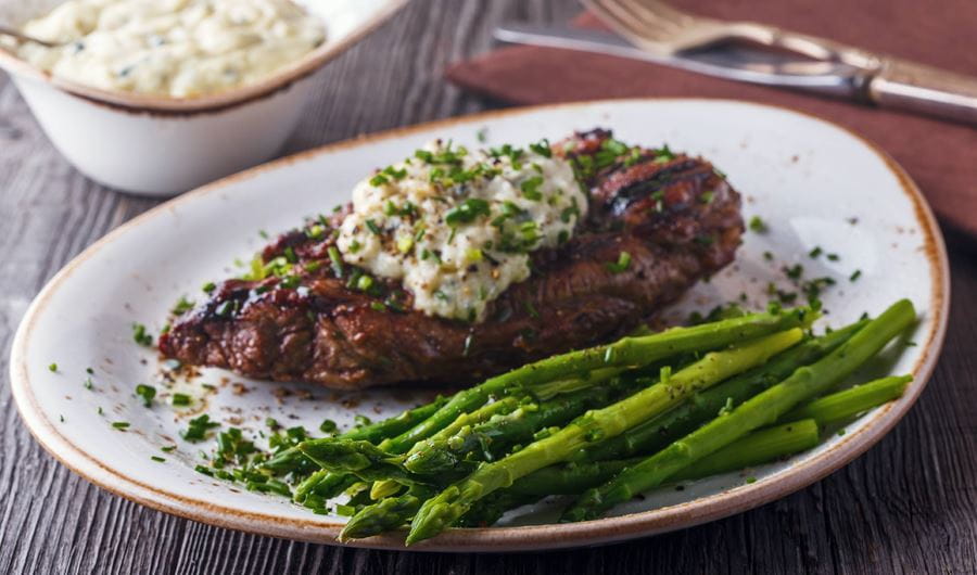 recipe image Côtelettes d'agneau grillées aux asperges vertes