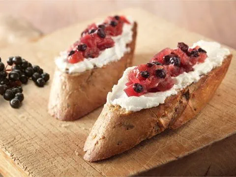 recipe image Bruschetta met cottage cheese en zoetzure vlierbessen