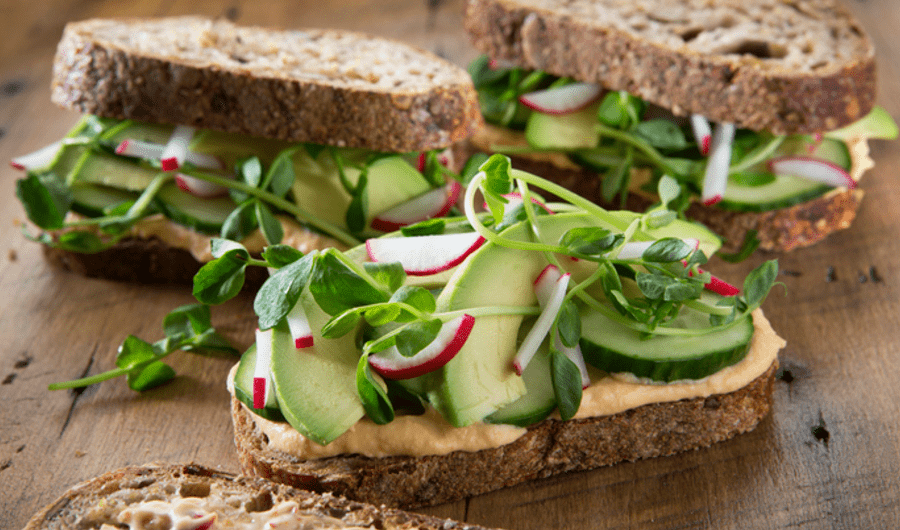 recipe image Pain complet avec houmous et avocat