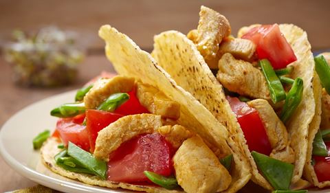 recipe image Tacos au poulet avec salsa de tomates et salade de haricots