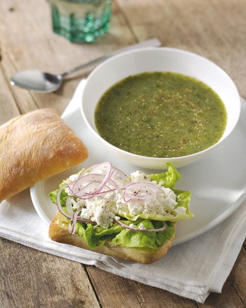 recipe image Soupe de laitue avec un petit pain de fromage de chèvre