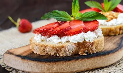 recipe image Toasts au fromage de chèvre et fraises