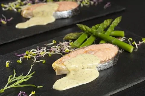 recipe image Darnes de saumon sauce estragon et asperges vertes