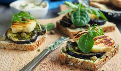 recipe image Tartine garnie d'aubergine grillée et de halloumi