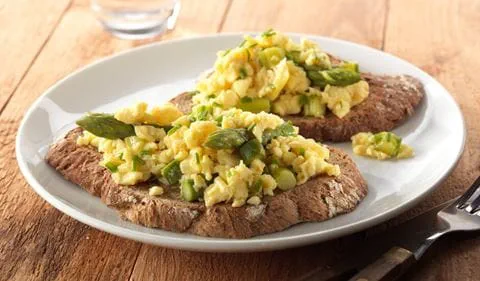 recipe image Asperges vertes et œufs brouillés