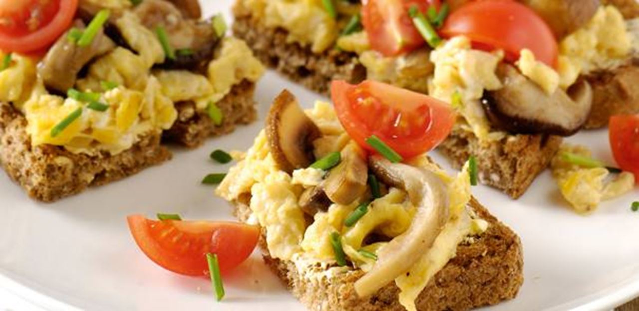 recipe image Toast aux œufs brouillés et aux champignons