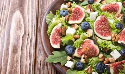 recipe image Salade avec figues fraîches et fromage de chèvre