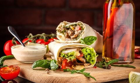 recipe image Kipwraps met geroosterde paprikaspread