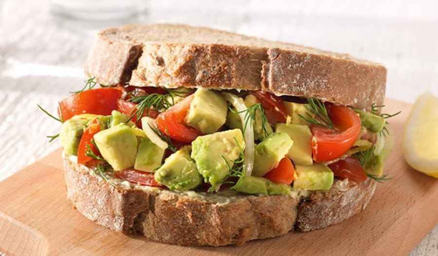 recipe image Avocadosandwich met kerstomaatjes, ui en citroen