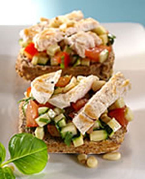 recipe image Waldkornbroodje met kipfilet en tomaat-courgettesla