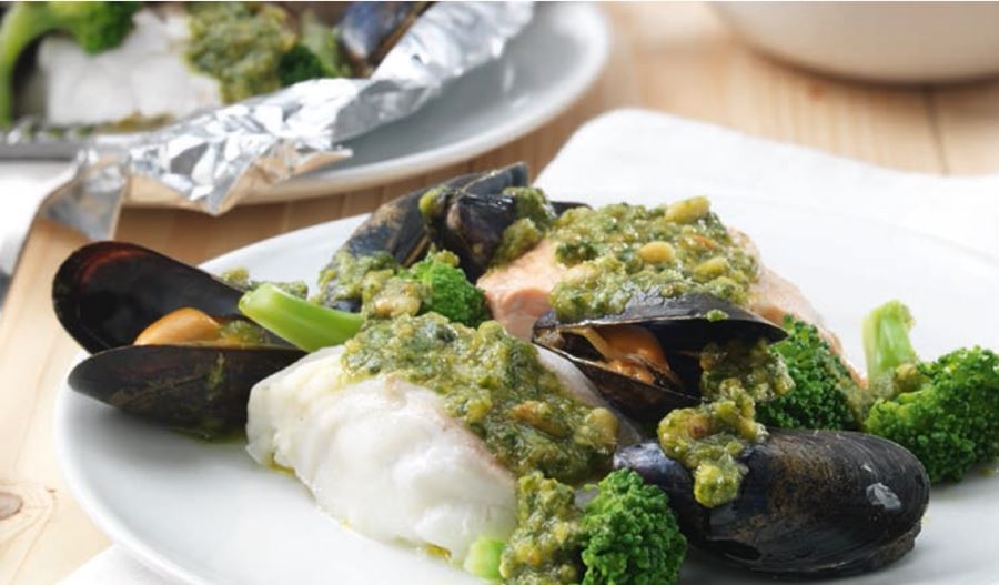 recipe image Gemengde vispakketjes met broccoli en basilicumtopping