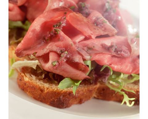 recipe image Gemengde salade met rosbief op toast