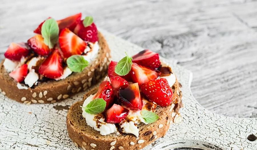 recipe image Zoete crostini met gemarineerde aardbeien