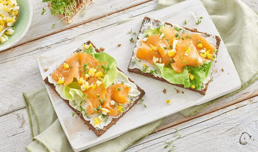 recipe image Roggebrood met gerookte zalm, ei en tuinkers
