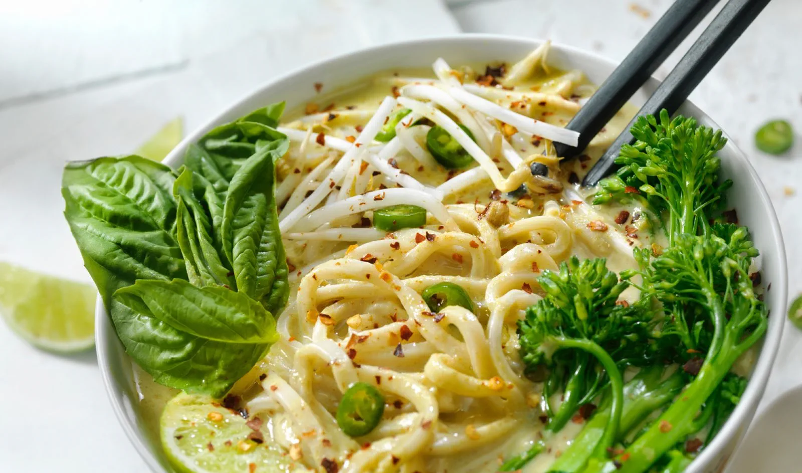 recipe image Zachte groene curry met bimi en taugé