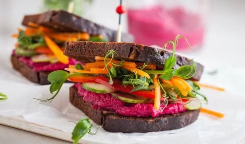 recipe image Broodje met zelfgemaakte hummus van rode biet