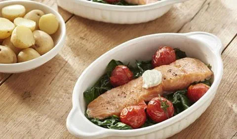 recipe image Zalm op een bedje van spinazie met cherrytomaten