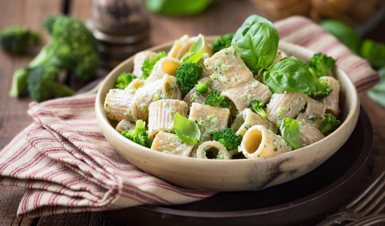 recipe image Zomerse pastasalade met broccoli en basilicum