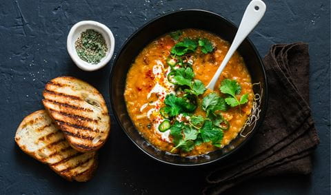 recipe image Linzen-tomatensoep met curry en kokos