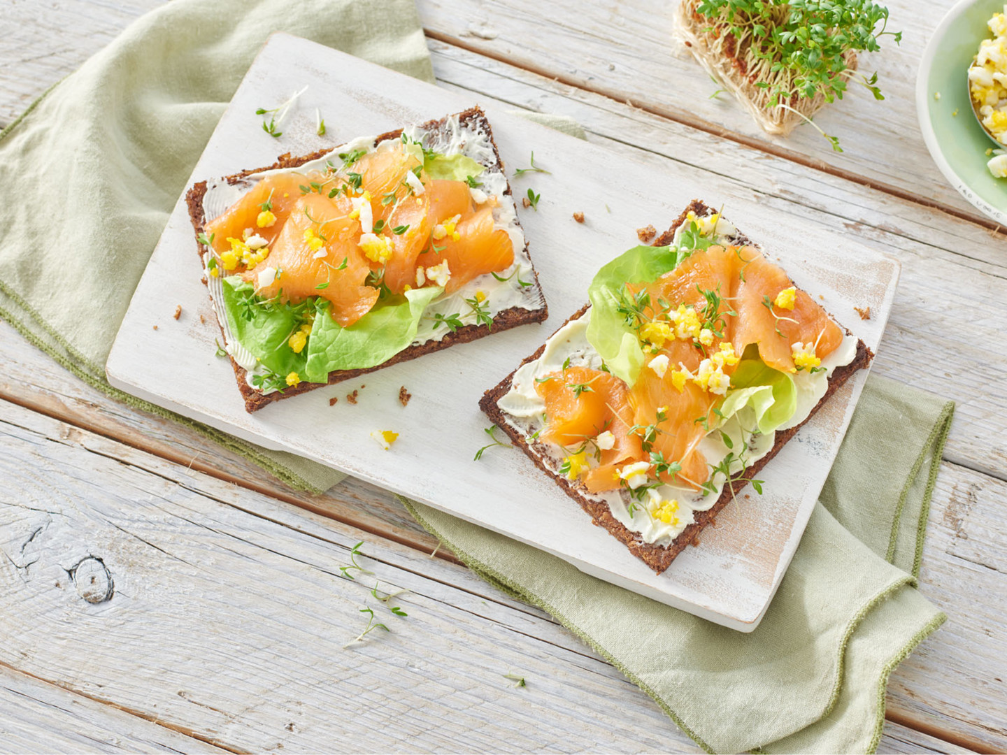 recipe image Roggebrood met gerookte zalm, ei en tuinkers
