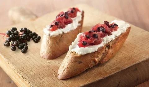 recipe image Bruschetta met zuivelspread en vlierbessen zoetzuur