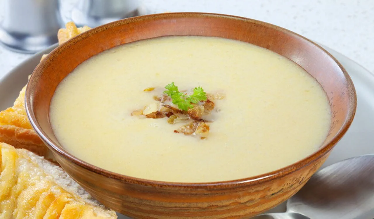 recipe image Romige uiensoep met geroosterde knoflook