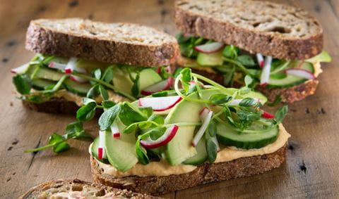 recipe image Volkorenbroodje met hummus en avocado