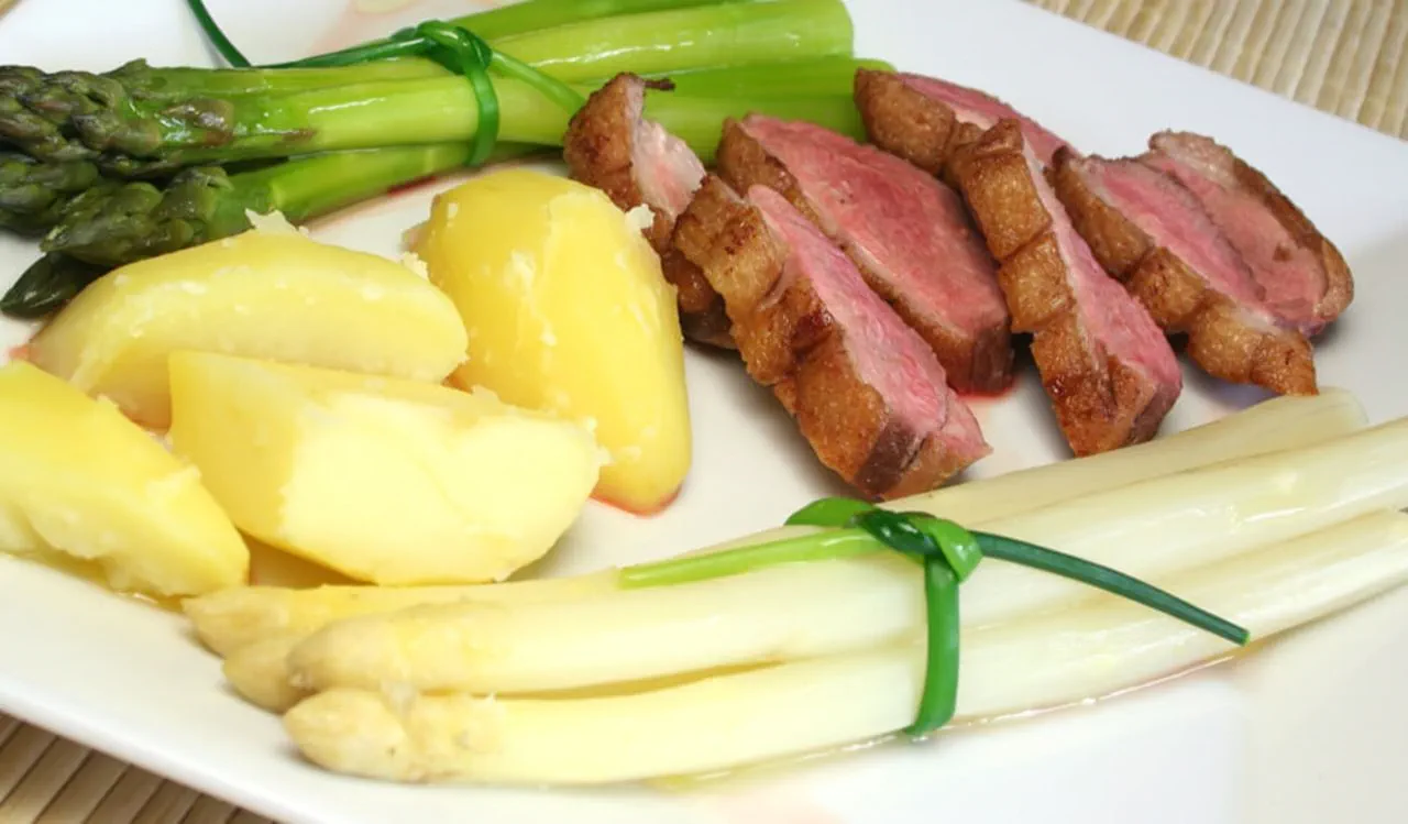 recipe image Gegrilde lamskoteletjes met witte asperges