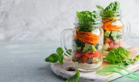 recipe image Salade in een pot met huisgemaakte hummus