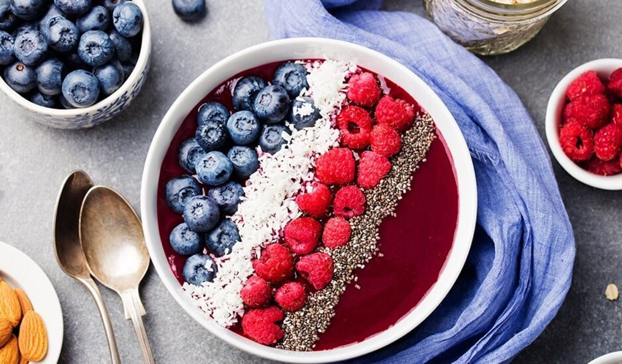 recipe image Açaí bowl met blauwe bessen en frambozen