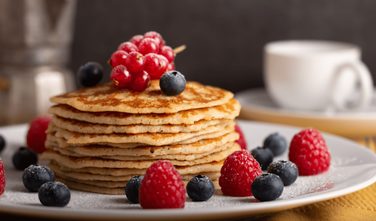 recipe image Luchtige boekweitpannenkoeken met rode vruchten