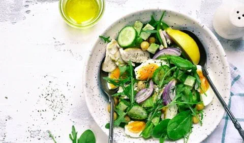 recipe image Lichte salade met kip en kikkererwten